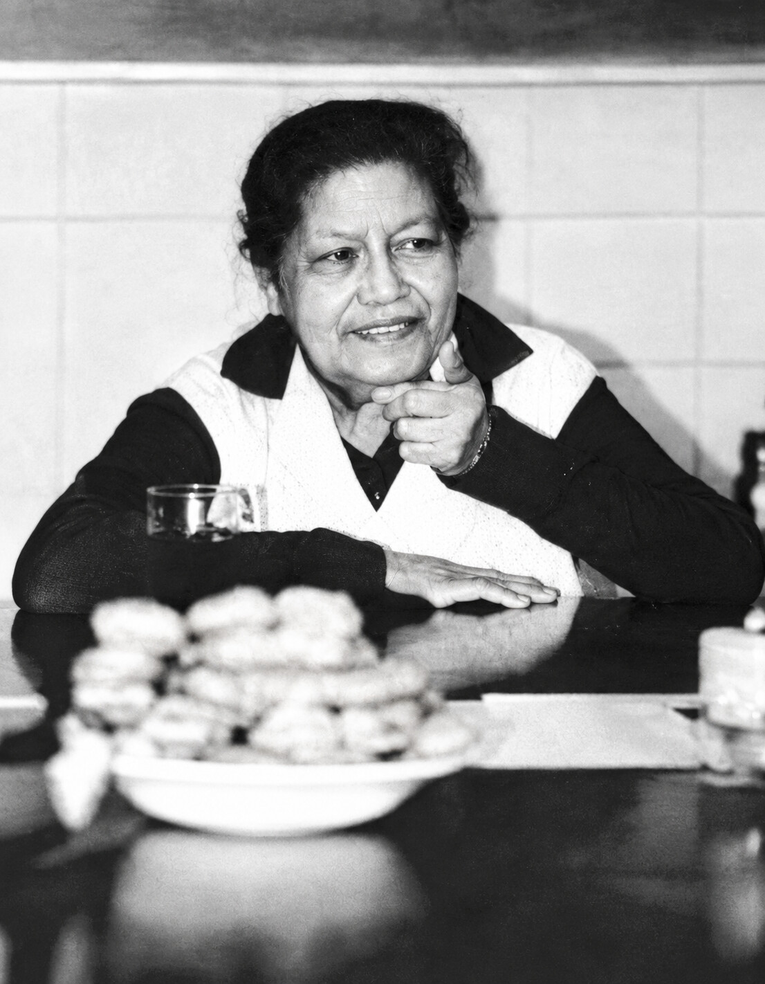 Tante Jo Kakiay aan tafel