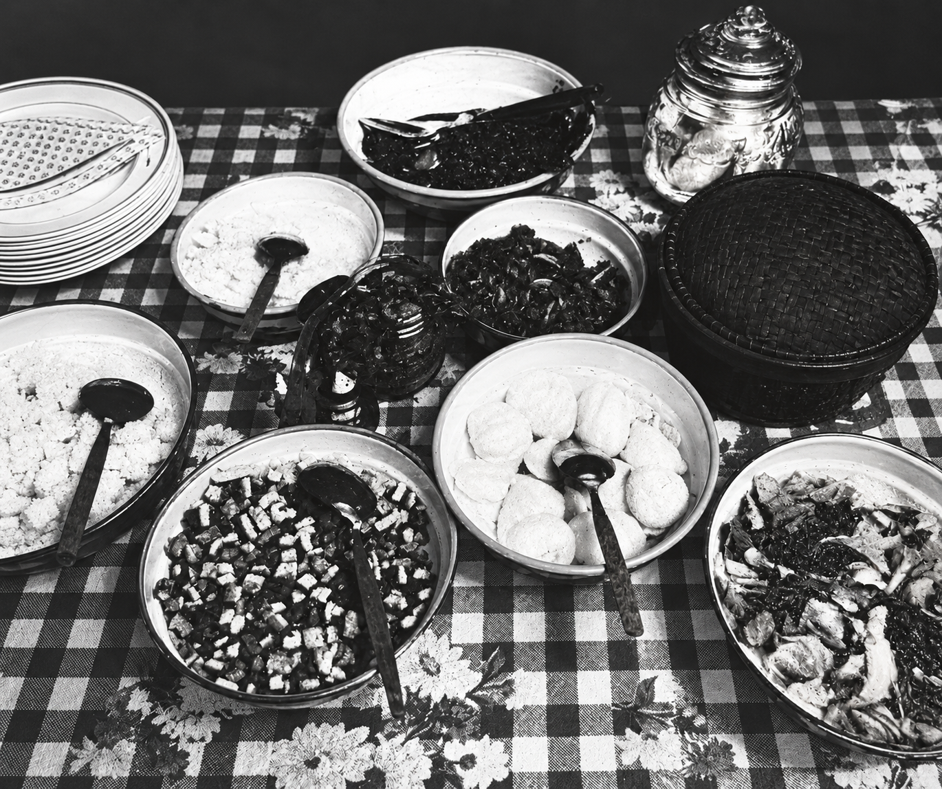 Historische foto van gerechten op een gedekte tafel
